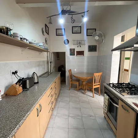 Homestay Triple Bedroom In Beautiful Townhouse